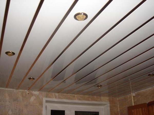 Алюминиевый реечный потолок, характеристики конструкции и монтаж