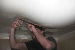 Как грамотно сделать слив воды с натяжного потолка